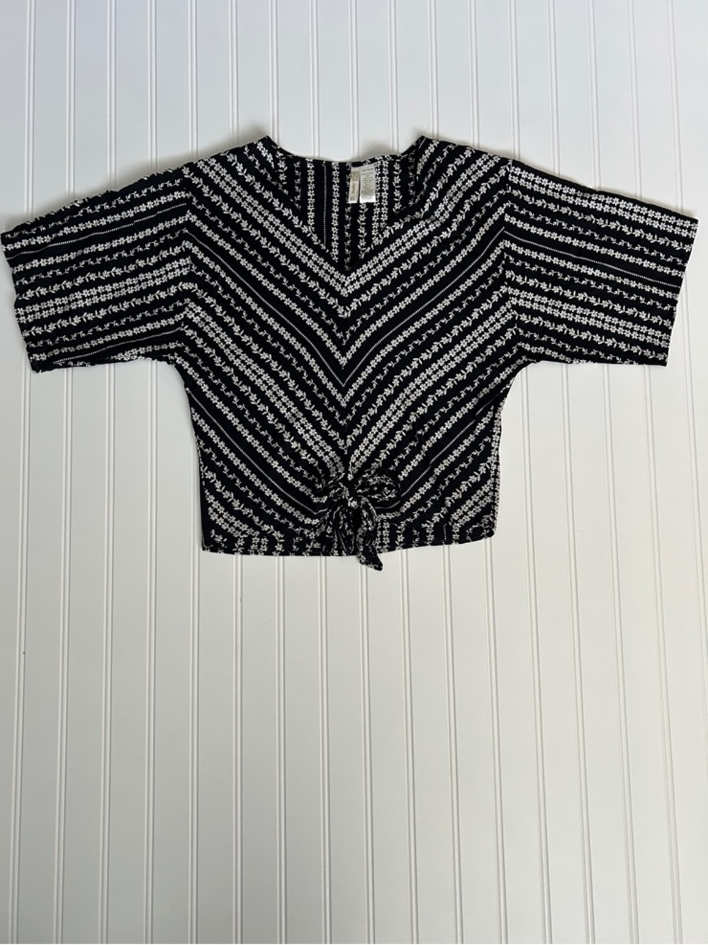 Japna Black & White V-Neck Tie-Front Cropped Top